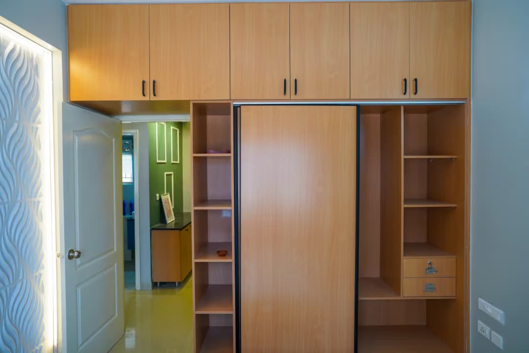 Bespoke Walk-In Wardrobe - Photo 4